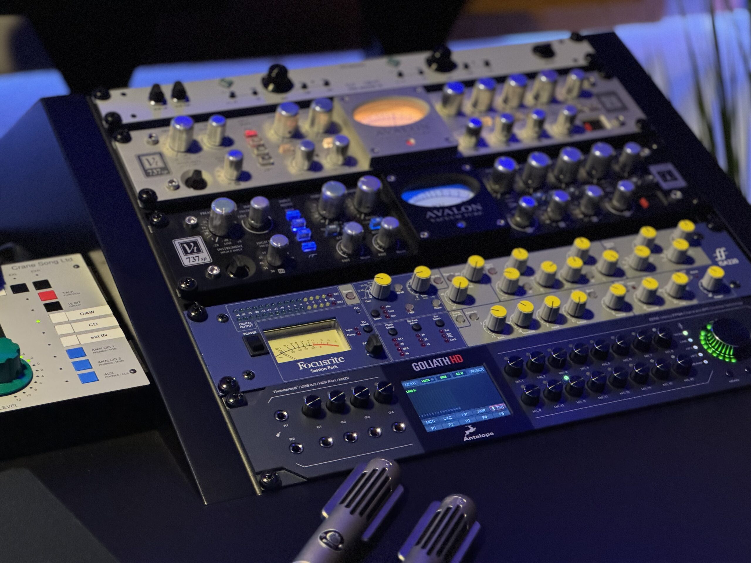 ANTELOPE Goliath HD mit Focusrite ISA220 und Avalon VT-737SP Röhren Channelstrip und Triton Audio Mic PreAmp