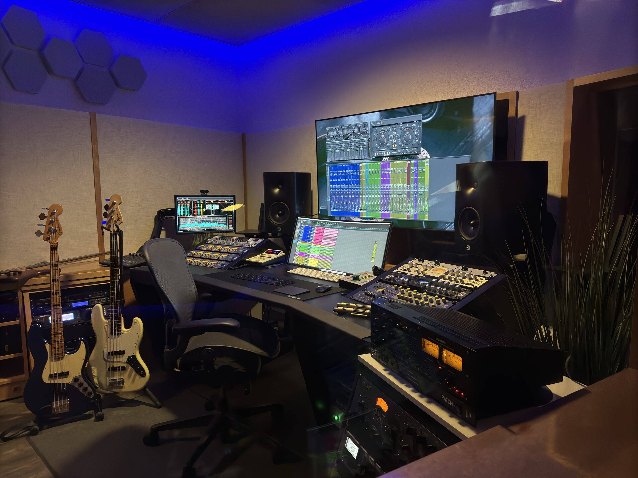 Tonstudio und Recording Studio in Südtirol Mit Outboard von Antelope Goliath HD, Tube Tech und Manley Voxbox und Fender American Ultra II Jazz Bass und Herman Miller Aeron