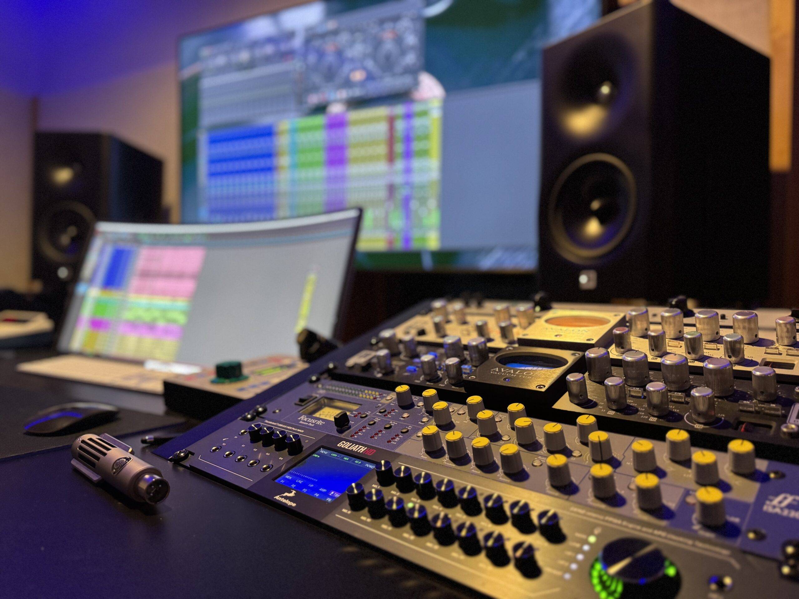 Tonstudio in Südtirol Mit Extinct Black Ops Mikrofon und Goliath Audiogerät