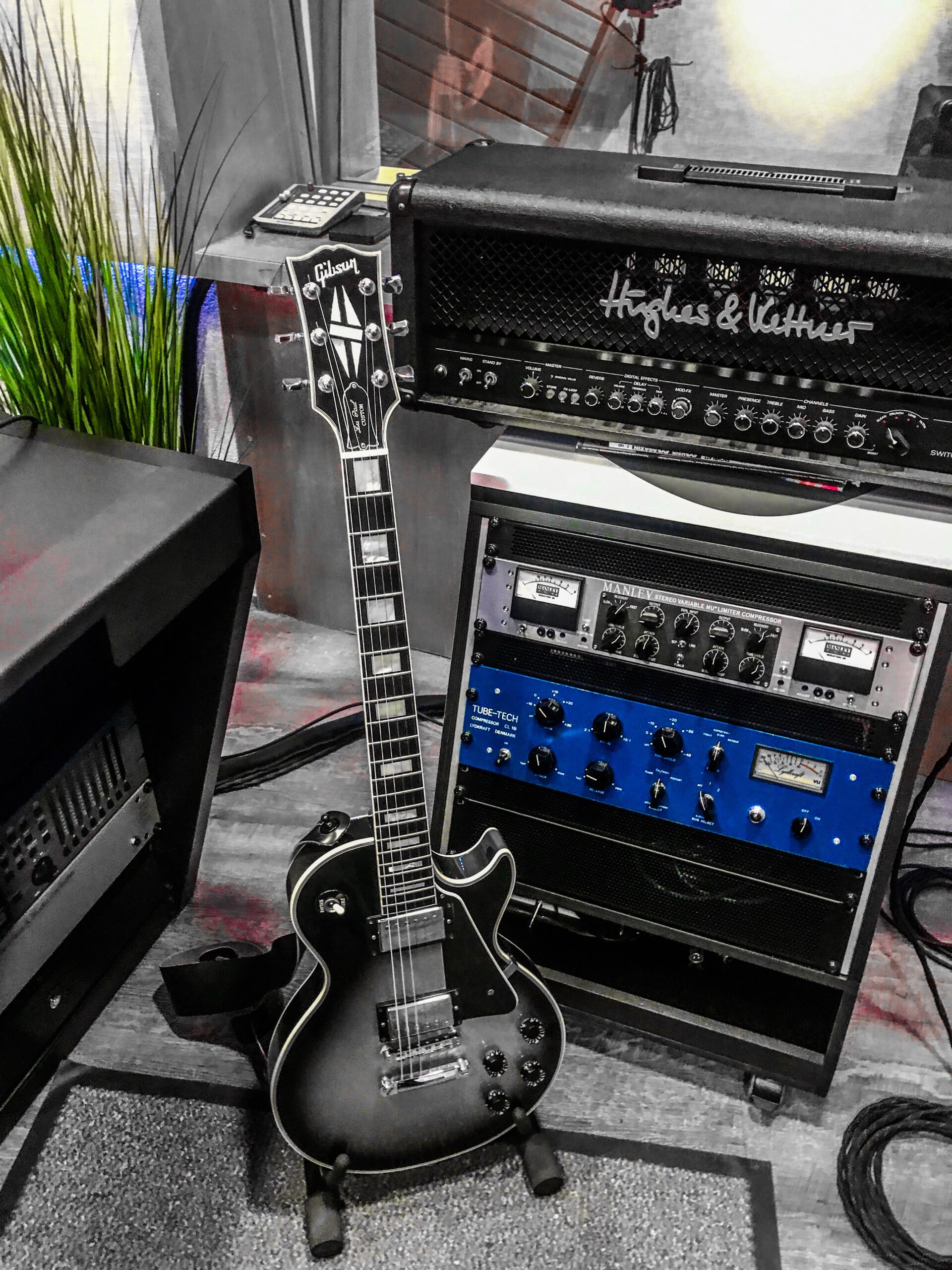 Tonstudio In Südtirol Mit Audiogeräten und E-Gitarre