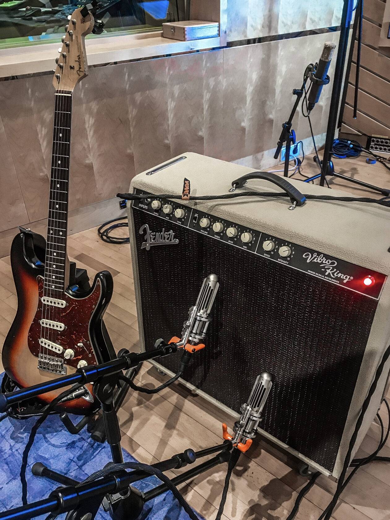 Fender Gitarre mit Fender Vintage Verstärker In Recording Studio in Südtirol mit Extinct Audio Black Ops Mikrofone